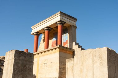 Knossos, Heraklion, Girit, Yunanistan - 21 Eylül 2023 - Knossos Sarayı 'nın batı kalesinin yeniden inşa edilmiş kalıntıları.