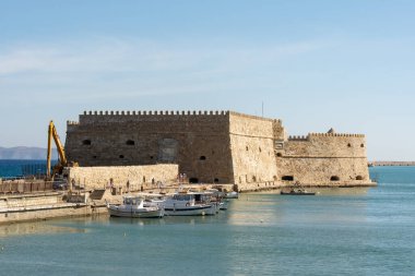 Denize bakıyorum ve Heraklion Limanı 'ndan Rocca a Mare Fortress. Heraklion, Girit, Yunanistan.