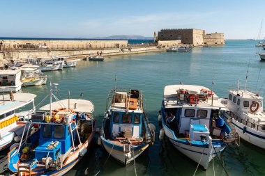 Denize bakıyorum ve Heraklion Limanı 'ndan Rocca a Mare Fortress. Heraklion, Girit, Yunanistan.