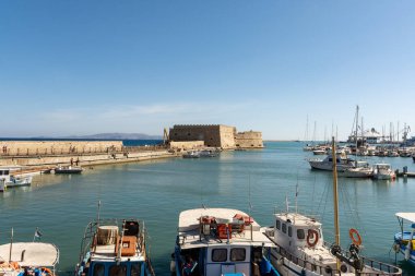 Denize bakıyorum ve Heraklion Limanı 'ndan Rocca a Mare Fortress. Heraklion, Girit, Yunanistan.