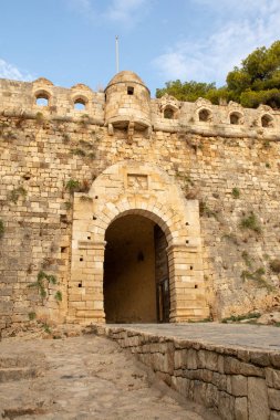 Rethymno, Girit, Yunanistan - 25 Eylül 2023 - Venitililer tarafından inşa edilmiş bir 16. yüzyıl kalesi olan Rethymno Fortezza of Rethymno 'nun dışında. Girit, Yunanistan.