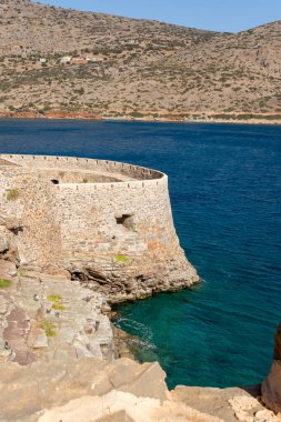 Spinalonga Adası 'nın dışındaki eski kale duvarları. Girit, Yunanistan.