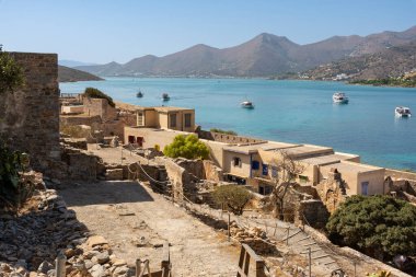 Spinalonga Adası, Girit, Yunanistan 'dan mimari ayrıntılar ve görüşler.