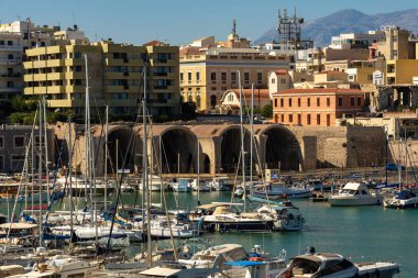 Heraklion, Girit - Yunanistan - 21 Eylül 2023: Güneşli bir sabahta Heraklion Limanı. Heraklion, Girit, Yunanistan.