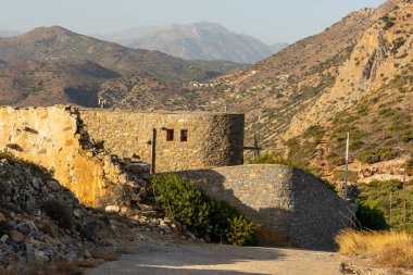 Güneşli bir günde Vrouhas yel değirmenlerinin etkileyici kalıntıları. Girit, Yunanistan.