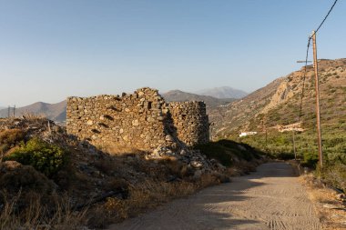 Güneşli bir günde Vrouhas yel değirmenlerinin etkileyici kalıntıları. Girit, Yunanistan.