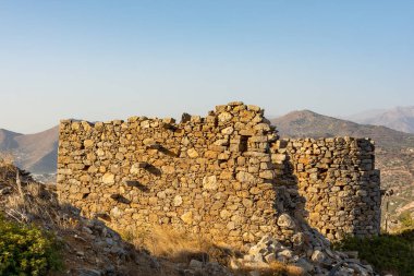 Güneşli bir günde Vrouhas yel değirmenlerinin etkileyici kalıntıları. Girit, Yunanistan.