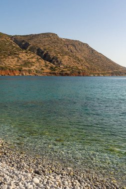 Yunanistan 'ın Girit kıyısındaki Plaka köyündeki çakıl taşı plajı