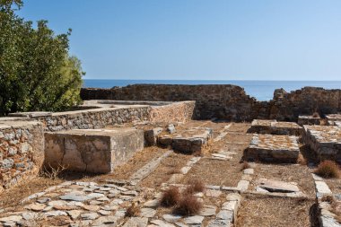 Tarihi Spinalonga adasının etrafındaki yollar ve manzaralar. Girit, Yunanistan.