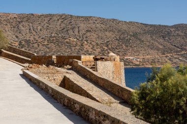 Tarihi Spinalonga adasının etrafındaki yollar ve manzaralar. Girit, Yunanistan.