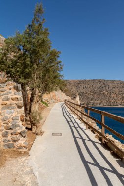 Tarihi Spinalonga adasının etrafındaki yollar ve manzaralar. Girit, Yunanistan.