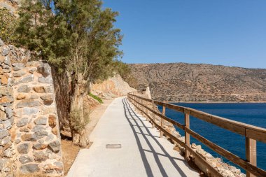 Tarihi Spinalonga adasının etrafındaki yollar ve manzaralar. Girit, Yunanistan.