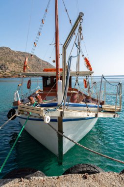 Yunan gemisi Spinalonga adasına turist götürmeye hazır. Girit, Yunanistan.