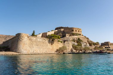 Elounda Koyu 'nu geçiyoruz. Tarihi Spinalonga adasına doğru bakıyoruz. Girit, Yunanistan.