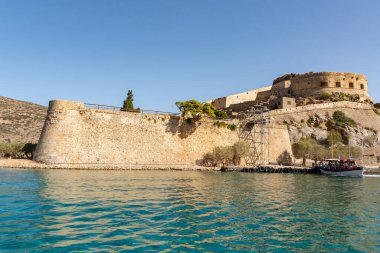 Elounda Koyu 'nu geçiyoruz. Tarihi Spinalonga adasına doğru bakıyoruz. Girit, Yunanistan.