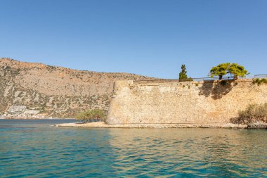 Elounda Koyu 'nu geçiyoruz. Tarihi Spinalonga adasına doğru bakıyoruz. Girit, Yunanistan.
