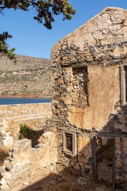 Spinalonga 'nın ıssız adasındaki terk edilmiş binaların eski mimarisi ve kalıntıları. Girit, Yunanistan.