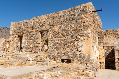 Spinalonga 'nın ıssız adasındaki terk edilmiş binaların eski mimarisi ve kalıntıları. Girit, Yunanistan.