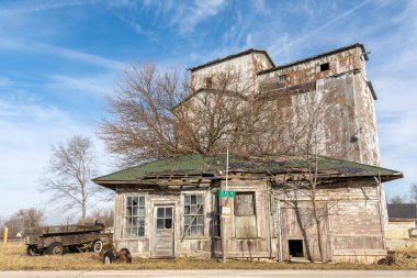 Livingston County, Illinois 'deki Cayuga kasabasındaki tarihi tahıl ambarı..