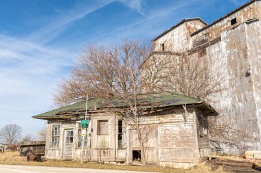 Livingston County, Illinois 'deki Cayuga kasabasındaki tarihi tahıl ambarı..