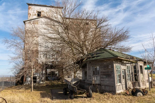 Livingston County, Illinois 'deki Cayuga kasabasındaki tarihi tahıl ambarı..