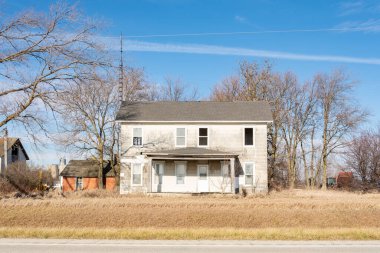 Illinois, ABD 'de Livingston County kırsalında terk edilmiş çiftlik evi..