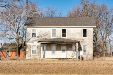 Illinois, ABD 'de Livingston County kırsalında terk edilmiş çiftlik evi..