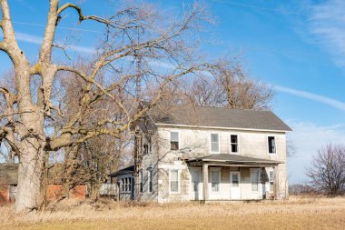 Illinois, ABD 'de Livingston County kırsalında terk edilmiş çiftlik evi..