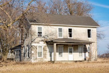Illinois, ABD 'de Livingston County kırsalında terk edilmiş çiftlik evi..