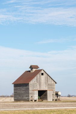 Livingston County, Illinois, ABD 'deki Corn Crib tarzı ahır.