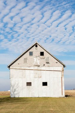 Livingston County, Illinois, ABD kırsalında eski bir ahşap ahır..