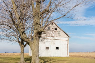 Livingston County, Illinois, ABD kırsalında eski bir ahşap ahır..