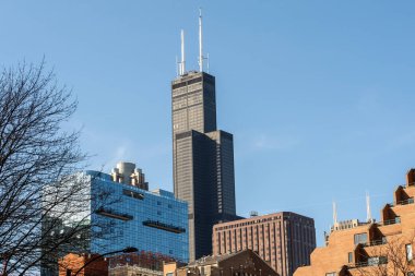 Güzel bir bahar gününde mavi gökyüzü olan Chicago silueti. Chicago, Illinois, ABD.