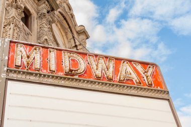 Rockford, Illinois, ABD - 28 Mart 2024 - Terk edilmiş Midway tiyatrosundaki Vintage 'Midway' tiyatro tabelası.