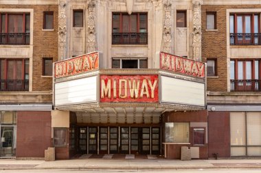 Rockford, Illinois, ABD - 28 Mart 2024 - Terk edilmiş Midway tiyatrosundaki Vintage 'Midway' tiyatro tabelası.