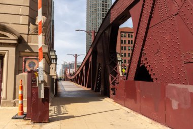 Chicago, Illinois, ABD - 22 Nisan 2024 - Tarihi Chicago şehrindeki tarihi LaSalle sokak köprüsünün manzarası.