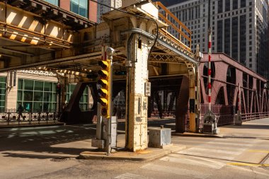 Chicago, Illinois, ABD - 22 Nisan 2024 - Tarihi Chicago şehrindeki tarihi LaSalle sokak köprüsünün manzarası.