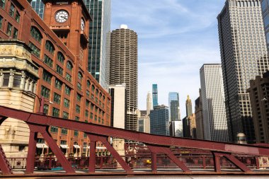 Chicago, Illinois, ABD - 22 Nisan 2024 - Tarihi Chicago şehrindeki tarihi LaSalle sokak köprüsünün şehir merkezi manzarası..