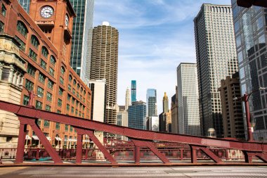 Chicago, Illinois, ABD - 22 Nisan 2024 - Tarihi Chicago şehrindeki tarihi LaSalle sokak köprüsünün şehir merkezi manzarası..