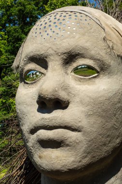 Lisle, Illinois, ABD - 30 Mayıs 2024 - Morton botanik bahçesinde Olga Ziemska 'nın' Ona 'adlı eseri.