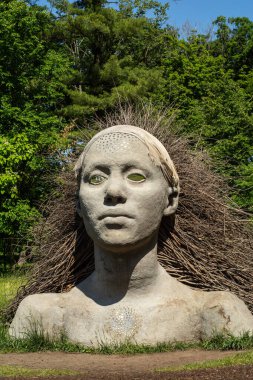 Lisle, Illinois, ABD - 30 Mayıs 2024 - Morton botanik bahçesinde Olga Ziemska 'nın' Ona 'adlı eseri.