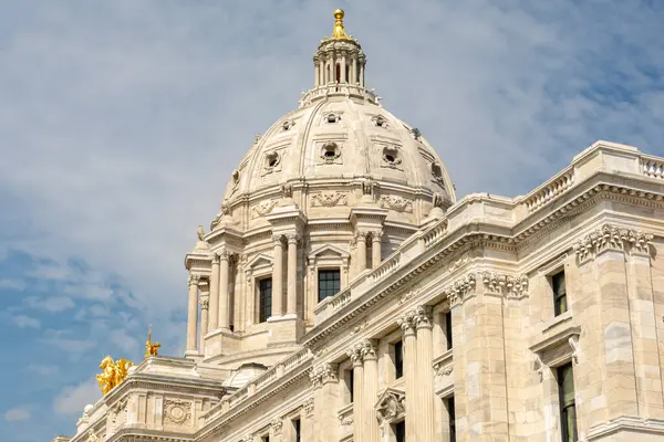 1896 ve 1905 yılları arasında St. Paul, Minnesota, ABD 'de inşa edilen Minnesota Eyalet Binası' nın dışı..