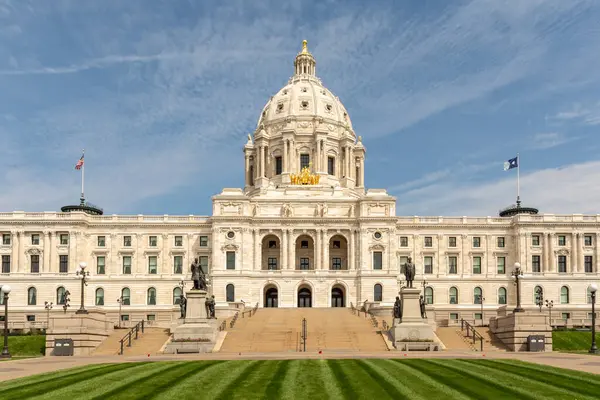 1896 ve 1905 yılları arasında St. Paul, Minnesota, ABD 'de inşa edilen Minnesota Eyalet Binası' nın dışı..