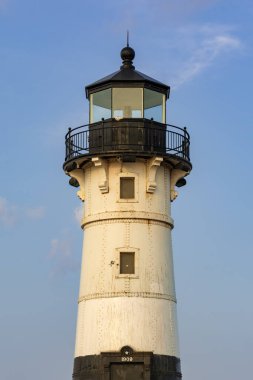 Duluth Kuzey Sahili Deniz Feneri 'nde akşam güneşi. Duluth, Minnesota, ABD.