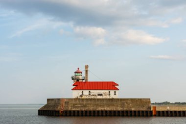 Duluth Kuzey İskelesi Deniz feneri Öğleden sonra ışığında mavi gökyüzü.