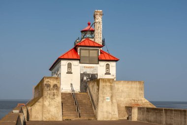 Duluth Kuzey İskelesi Deniz feneri Öğleden sonra ışığında mavi gökyüzü.