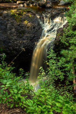 Sabah ışığında Yılan Çukuru Şelalesi. Amnicon Falls Eyalet Parkı, South Range, Wisconsin, ABD.