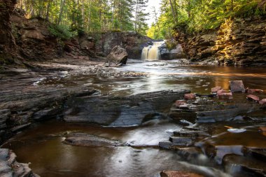 Sabahın köründe Upper Falls 'ta. Amnicon Falls eyalet parkı, South Range, Wisconsin, ABD.