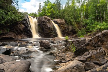 Küçük Manitou Şelalesi tam gaz ilerliyor. Pattison State Park, Superior, Wisconsin, ABD.