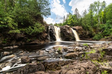 Küçük Manitou Şelalesi tam gaz ilerliyor. Pattison State Park, Superior, Wisconsin, ABD.